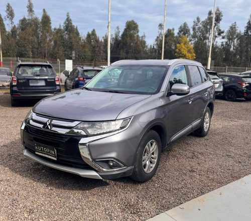 Mitsubishi Outlander — foto 24 de 40