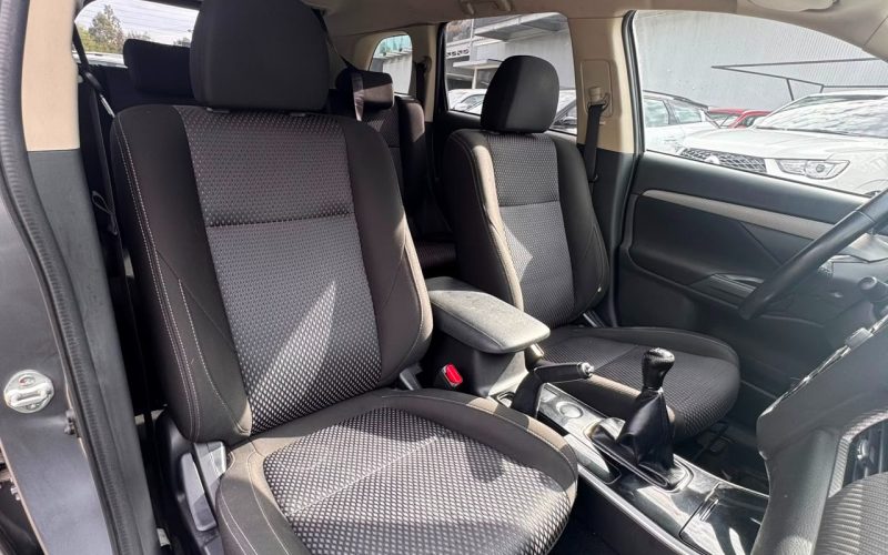 Mitsubishi Outlander — foto 7 de 40